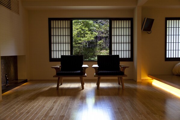 Japanese/Western Style, Non Smoking (Not Included Dinner for Children, Can order individual dishes)