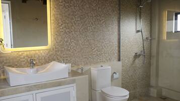 Shower, free toiletries, towels
