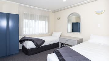Suite, 2 habitaciones | Ropa de cama de alta calidad, caja fuerte, cortinas opacas