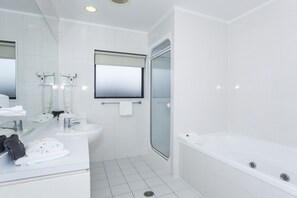 Two Bedroom Suite | Bathroom | Separate bathtub and shower, jetted bath, free toiletries, hair dryer - Te Mata Lodge (Havelock North)