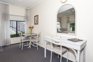 Suite, 2 habitaciones | Ropa de cama de alta calidad y caja de seguridad en la habitación