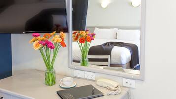 Ropa de cama de alta calidad y caja de seguridad en la habitación