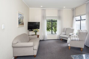 套房, 2 间卧室 | 起居区 | 42-英寸纯平电视（配备有线频道）、电视、DVD 播放器