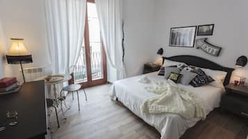 Tweepersoonskamer | Een kluis op de kamer, een bureau, geluiddichte muren