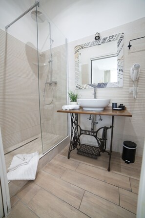 Double Room | Bathroom | Shower, rainfall showerhead, free toiletries, hair dryer - Maison Coquette (Rome)