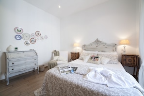 Quarto casal | Cofres nos quartos, escrivaninha, quartos à prova de som