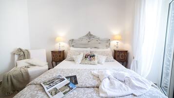 Camera doppia | Una cassaforte in camera, una scrivania, insonorizzazione