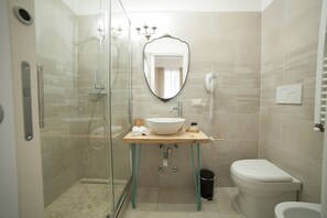 Double Room | Bathroom | Shower, rainfall showerhead, free toiletries, hair dryer - Maison Coquette (Rome)