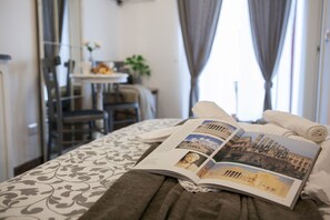 In-room safe, desk, soundproofing, iron/ironing board - Maison Coquette (Rome)
