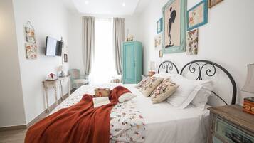 Camera doppia | Una cassaforte in camera, una scrivania, insonorizzazione