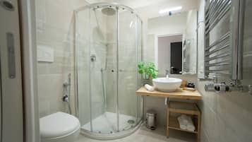 Kamar Double | Kamar mandi | Shower, pancuran hujan, perlengkapan mandi gratis, dan pengering rambut