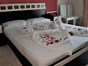 Desk, free cots/infant beds, free WiFi - Selay Hotel (Kusadasi)