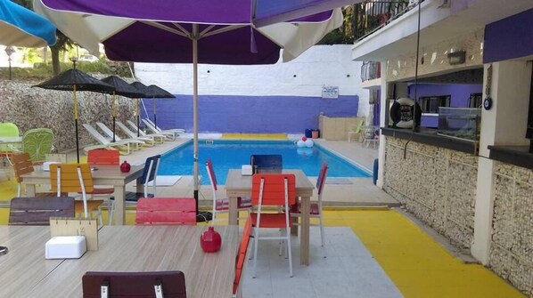 Outdoor pool, pool umbrellas, pool loungers - Selay Hotel (Kusadasi)