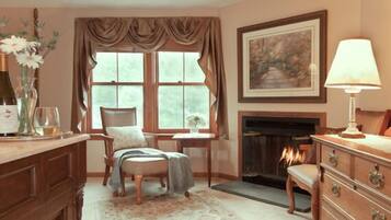 Room, Private Bathroom (Glen Ellis Falls) (Only Kids Ages 12+ and only service animals Allowed) | Living area