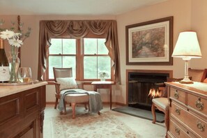 Room, Private Bathroom (Glen Ellis Falls) (Only Kids Ages 12+ and only service animals Allowed) | Vardagsrum | Tv och dvd-spelare