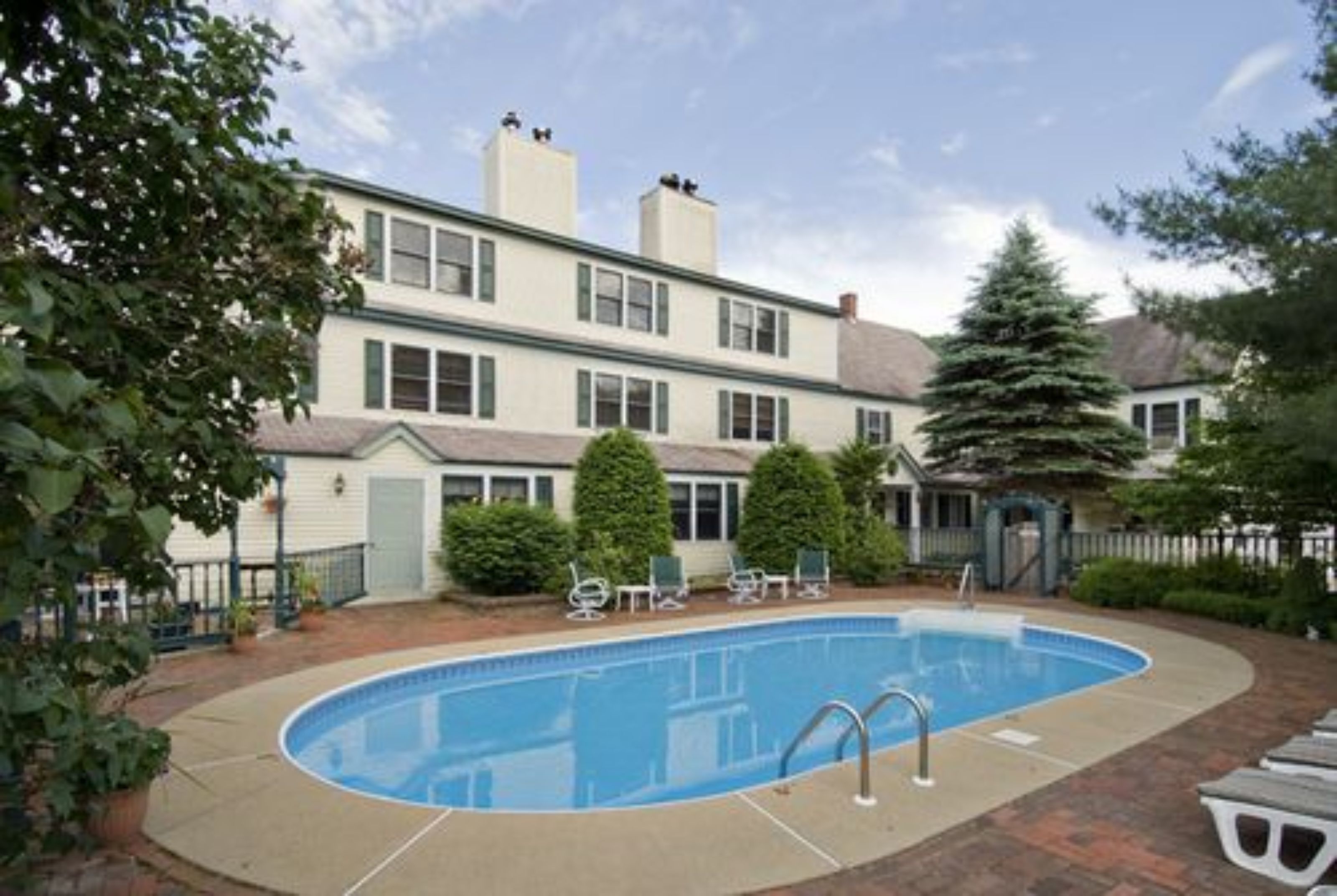 Seasonal outdoor pool, open 10:00 AM to 9:00 PM, pool loungers