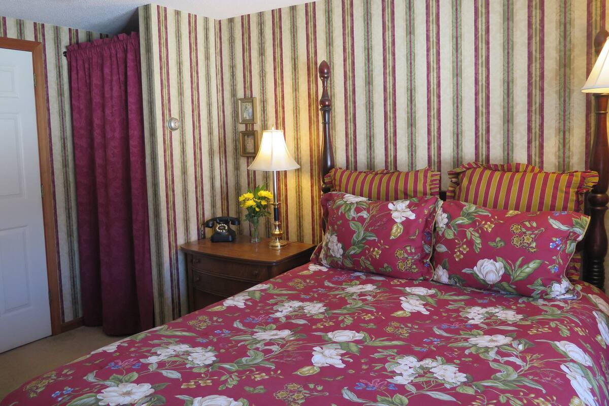 Room, Private Bathroom (Nancy Cascade) (Only Kids Ages 12+ and only service animals Allowed) | Pillowtop beds, iron/ironing board, WiFi (free), individually decorated