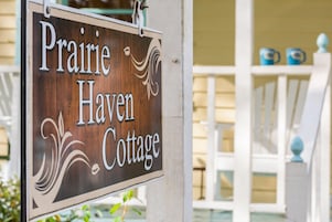 Quarto, banheiro privativo (Prairie Haven Cottage) | Individualmente decorados, individualmente mobiliados