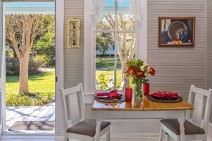 Quarto, banheiro privativo (Autumn Cottage) | Opções para refeição no quarto