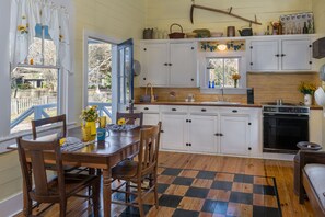 Zimmer, eigenes Bad (Country Garden Cottage) | Eigene Küche | Großer Kühlschrank, Mikrowelle, Herdplatte