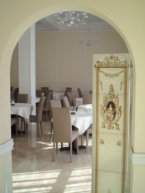 Serveert ontbijt, lunch, diner, Italiaanse gerechten