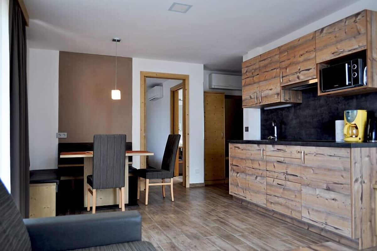 Appartement, 2 chambres, balcon | Coin séjour | Télévision à écran plat