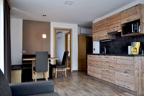 Appartement, 2 chambres, balcon | Coin séjour