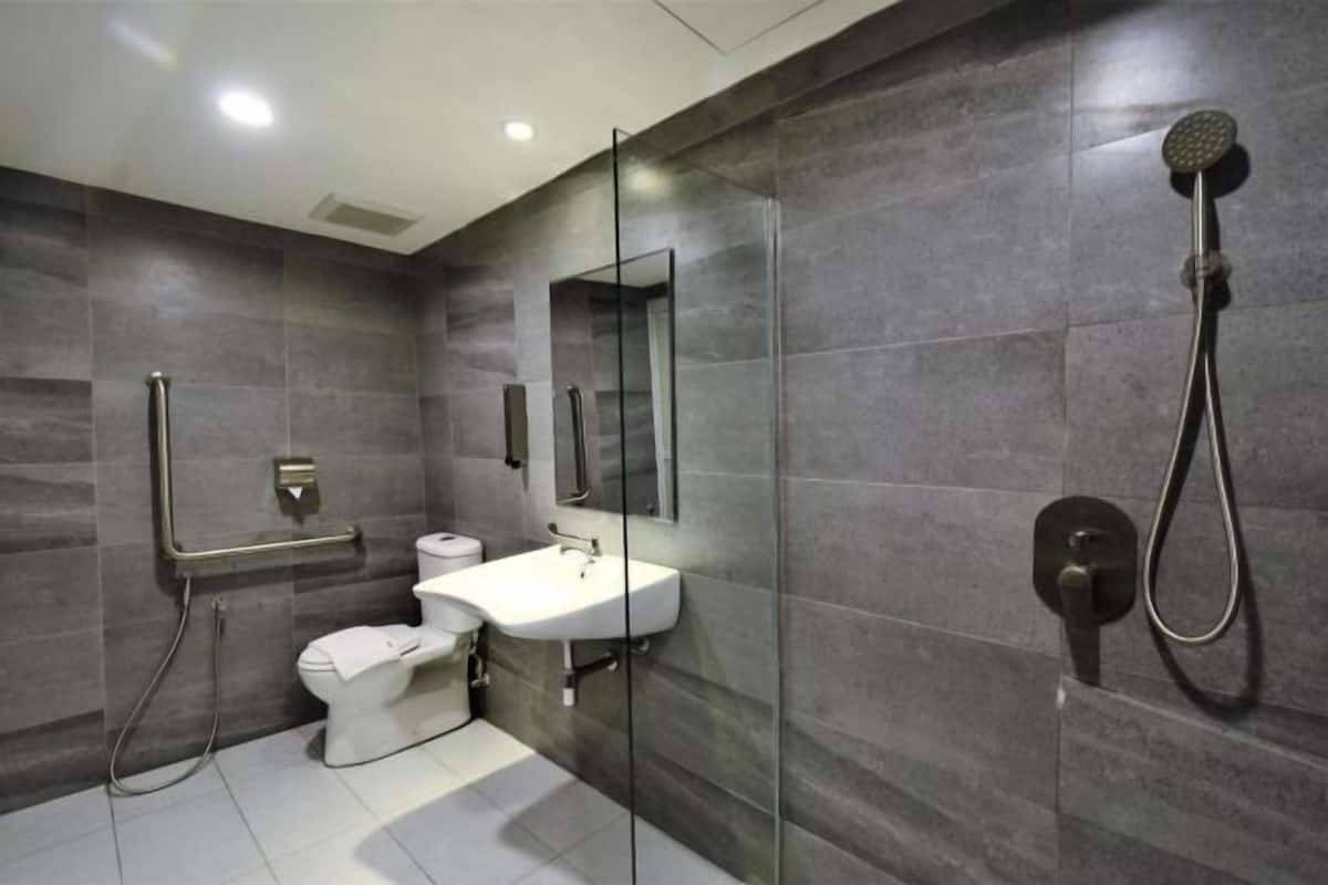 Bathroom | Shower, free toiletries, bidet, towels