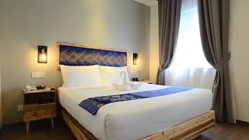 Escritorio, tabla de planchar con plancha, wifi gratis y ropa de cama