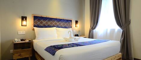 Deluxe Queen | Desk, iron/ironing board, free WiFi, bed sheets