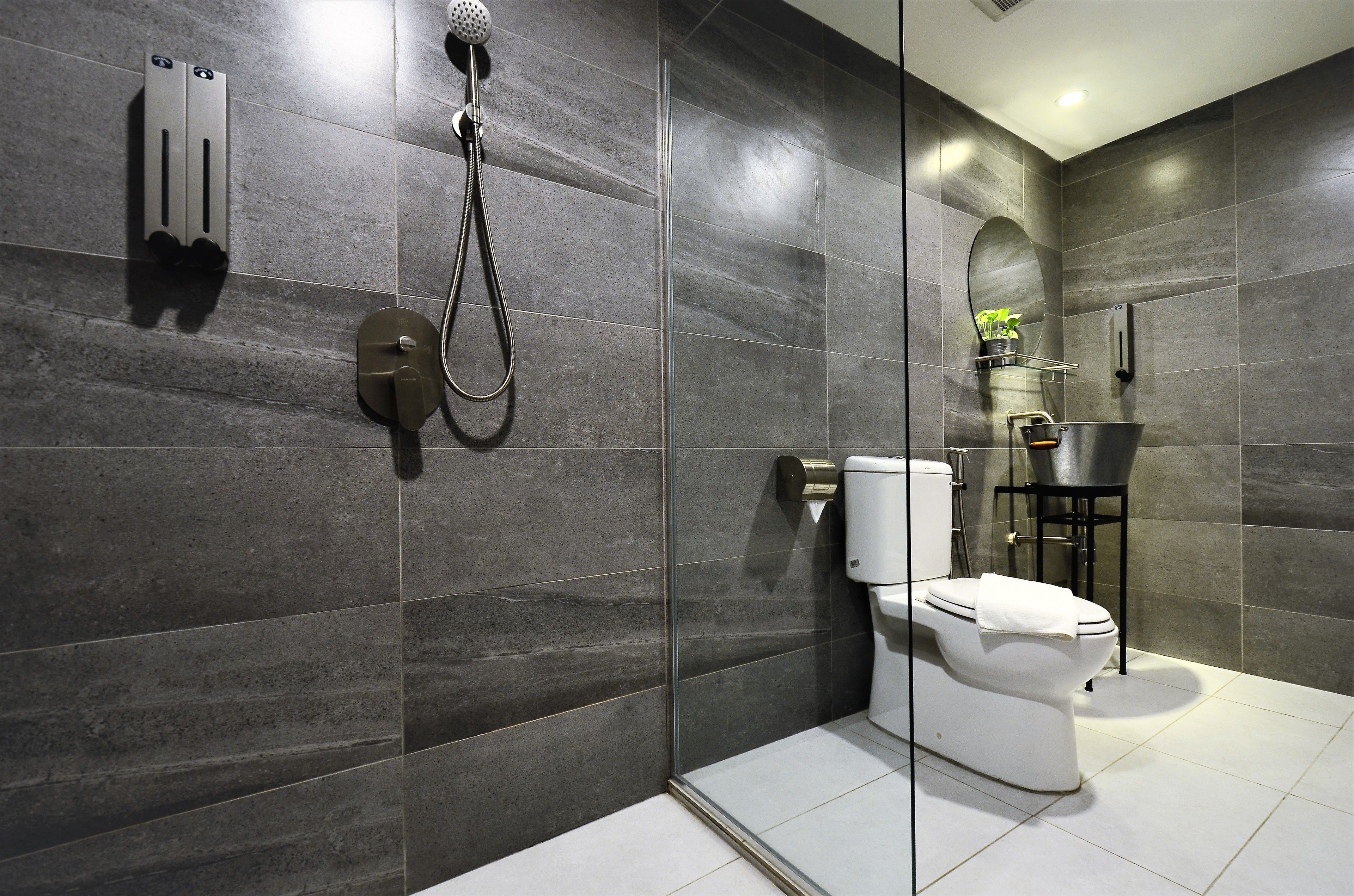 Een douche, gratis toiletartikelen, een bidet, handdoeken