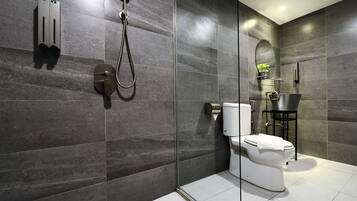 Een douche, gratis toiletartikelen, een bidet, handdoeken