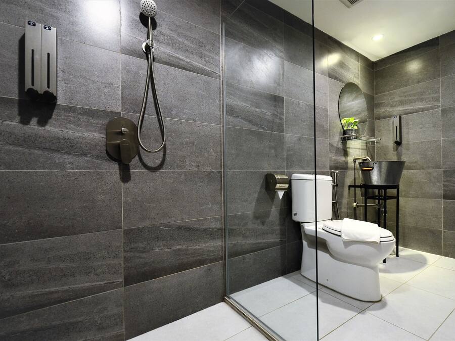Een douche, gratis toiletartikelen, een bidet, handdoeken