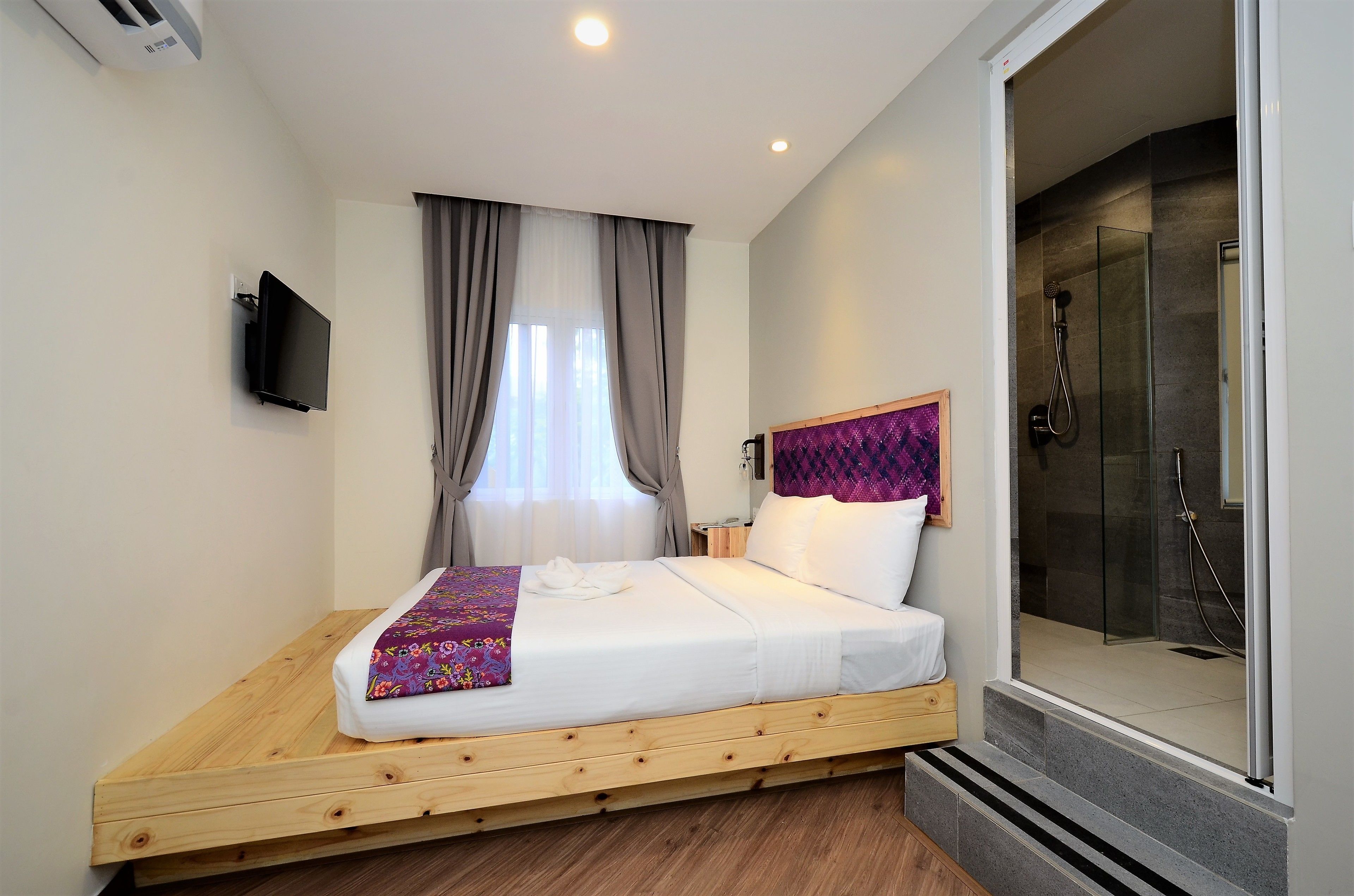 standard queen | desk, iron/ironing board, free wifi, bed sheets