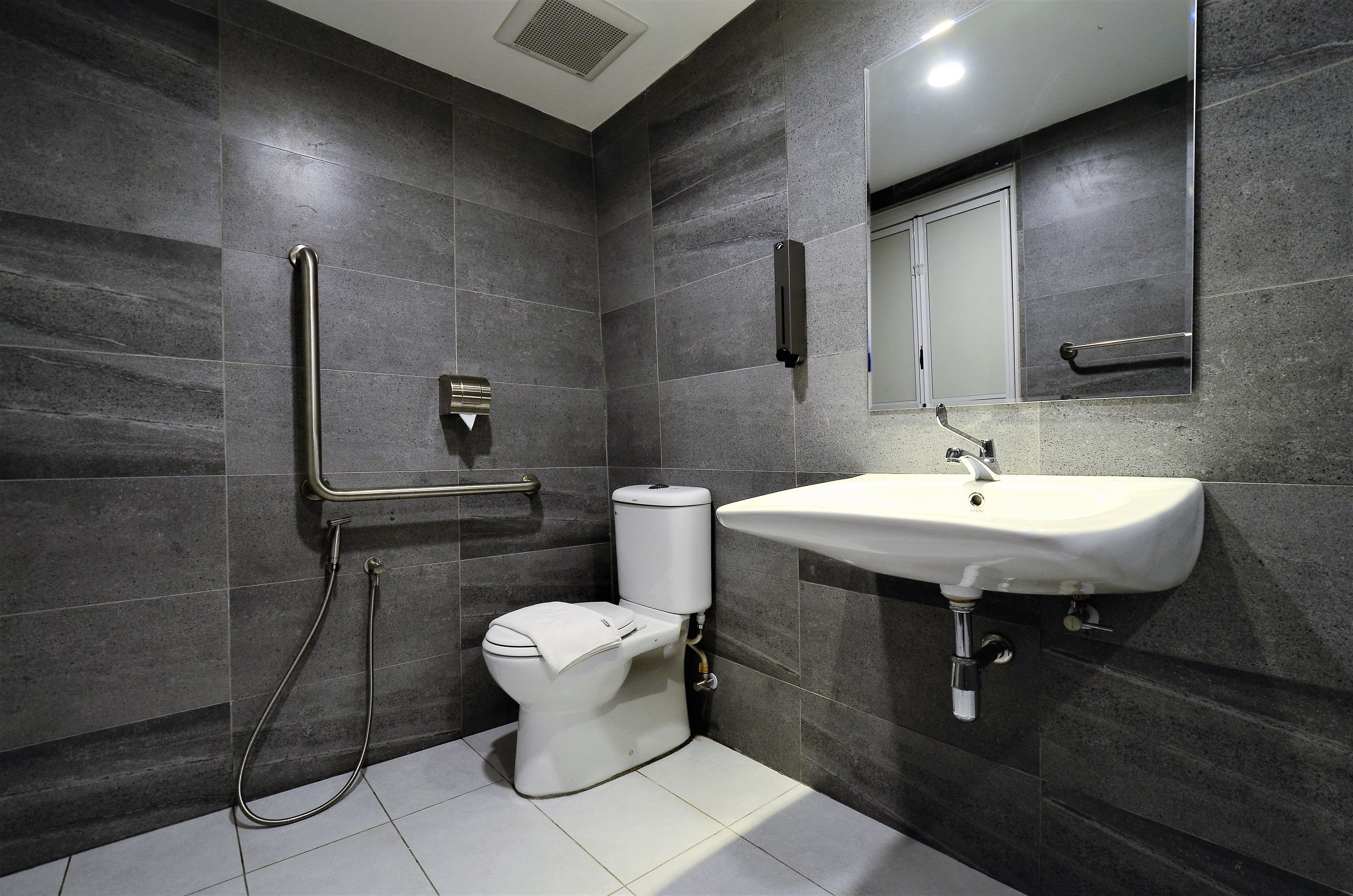 standard single room, 1 single bed, no windows | bathroom | shower, free toiletries, bidet, towels