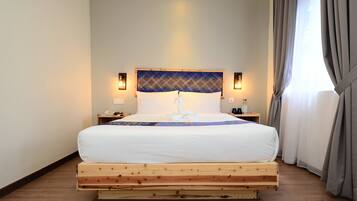 Deluxe Queen | Desk, iron/ironing board, free WiFi, bed sheets