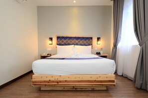 Deluxe Queen | Desk, iron/ironing board, free WiFi, bed sheets