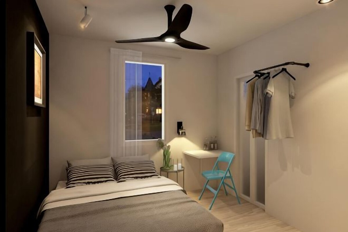 Escritorio, tabla de planchar con plancha, wifi gratis y ropa de cama