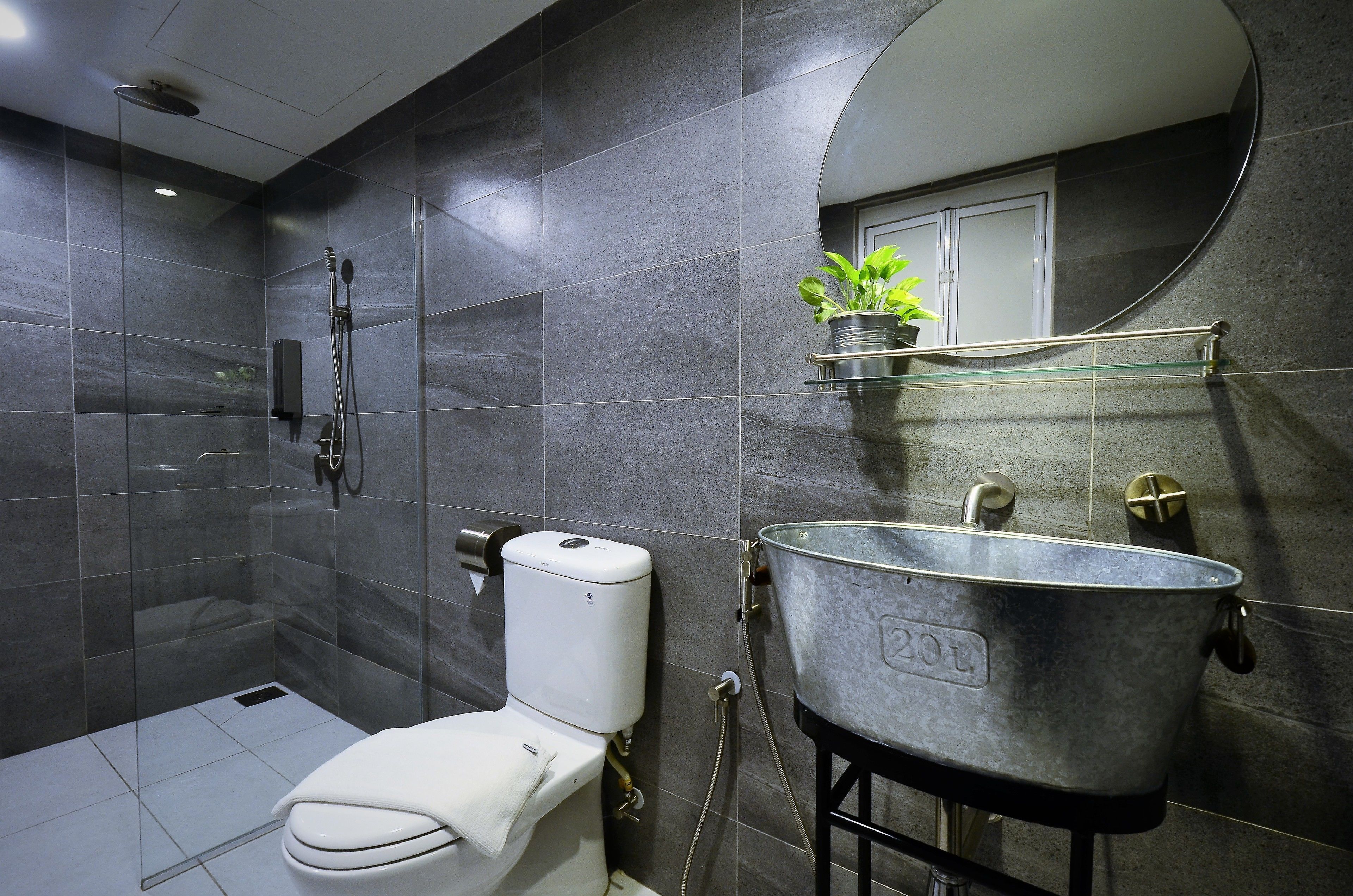 shower, free toiletries, bidet, towels