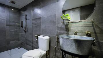 Ducha, artículos de tocador gratuitos, bidet, toallas