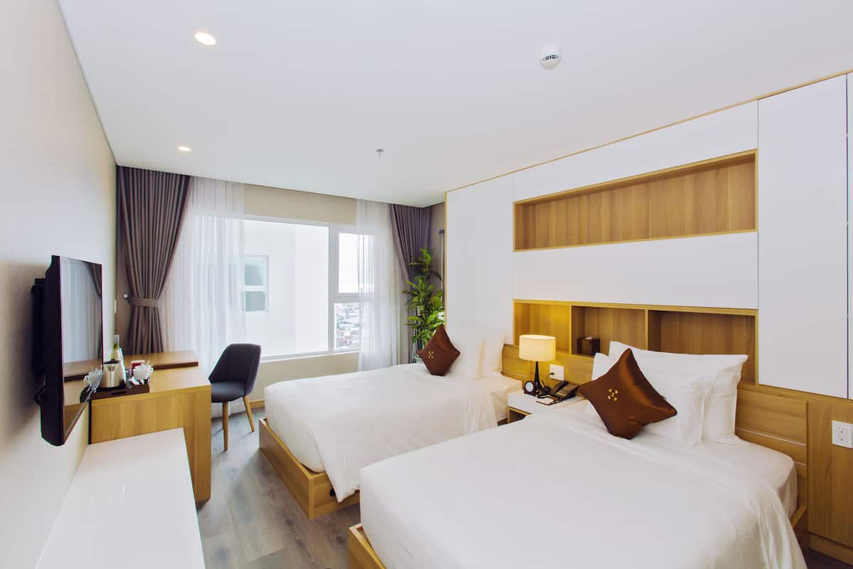 Deluxe Twin Room, 2 Twin Beds | 2 bedrooms, minibar, in-room safe, desk
