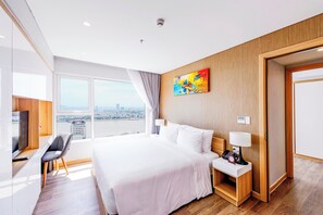 2 多间卧室、迷你吧、客房内保险箱、办公桌