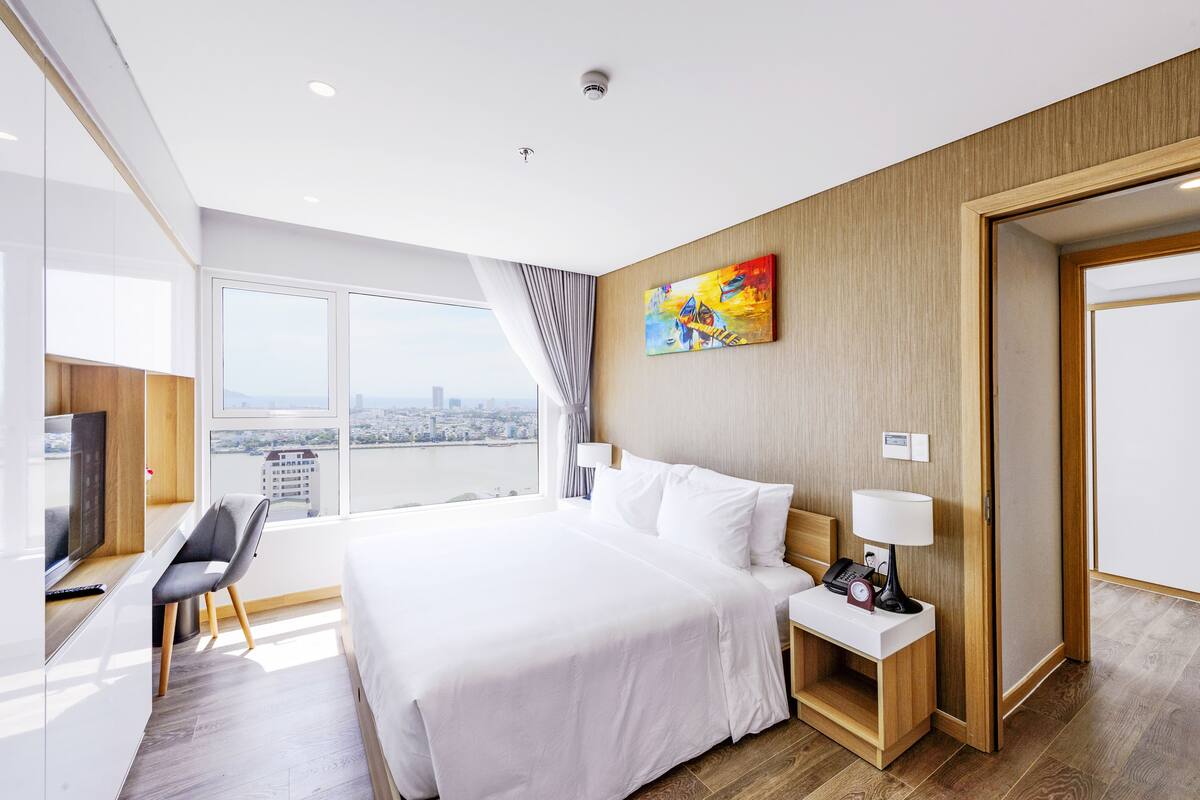 Suite, 2 chambres, vue sur le fleuve | Minibar, coffre-fort, bureau, rideaux d’obscurcissement