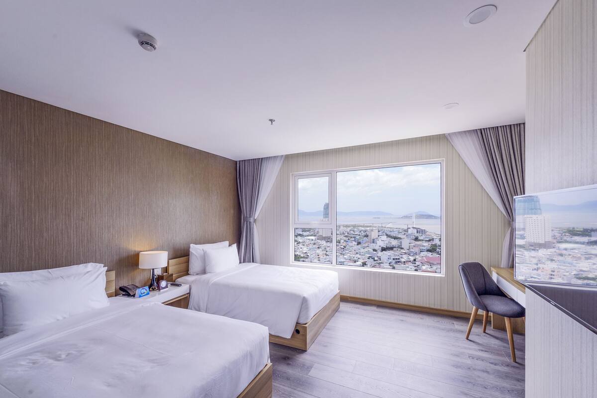 Chambre Prestige avec lits jumeaux, 1 chambre, vue sur le fleuve | Minibar, coffre-fort, bureau, rideaux d’obscurcissement