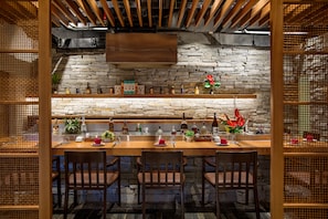 2 restaurants; breakfast, lunch, and dinner served