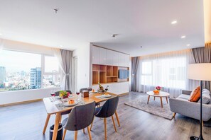 2 间餐厅，供应早餐、午餐和晚餐，本地与国际菜