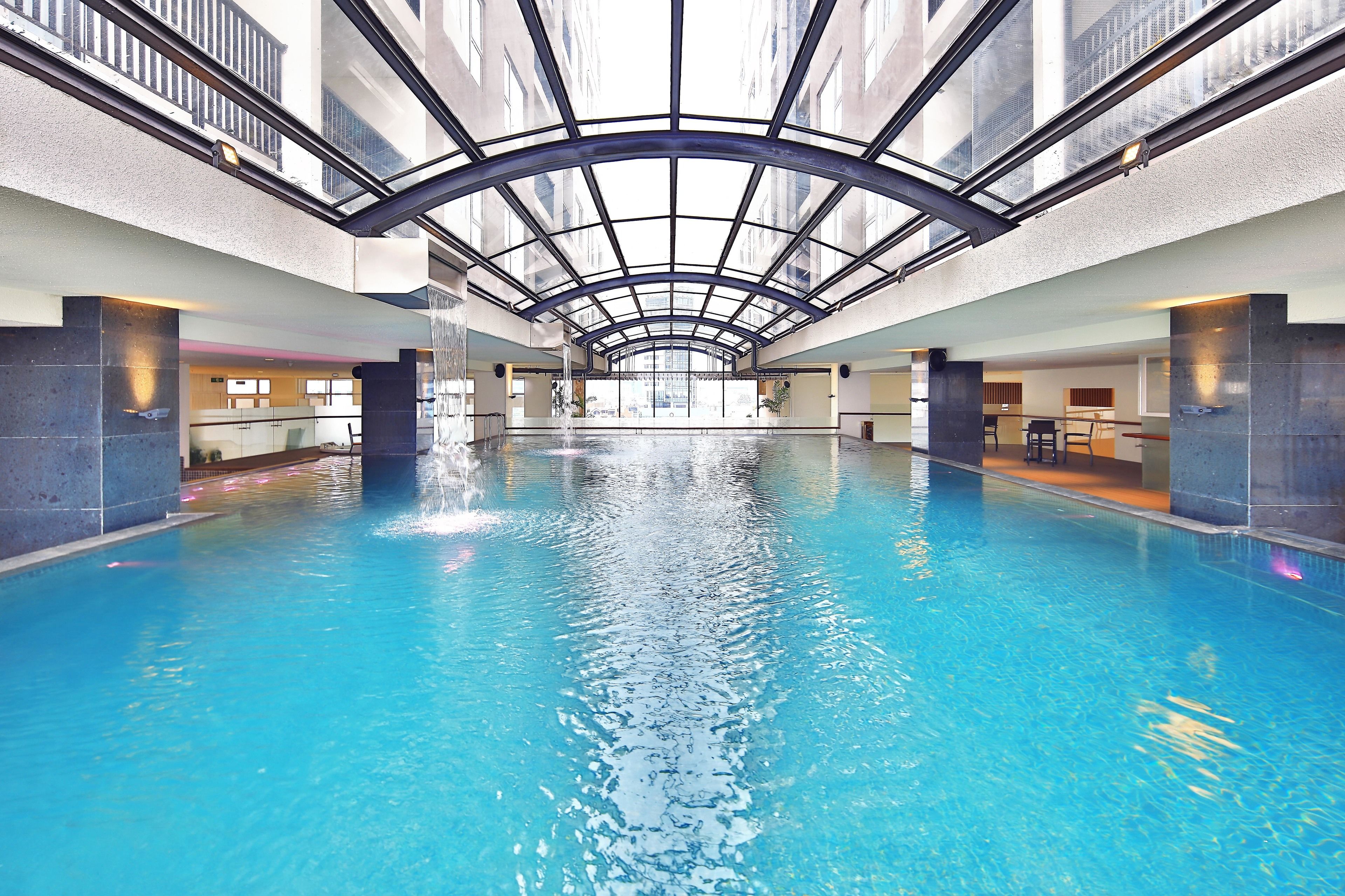 室内游泳池，室外游泳池，日光浴躺椅