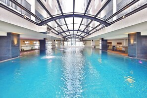 Kolam renang indoor dan kolam renang outdoor, dengan kursi berjemur