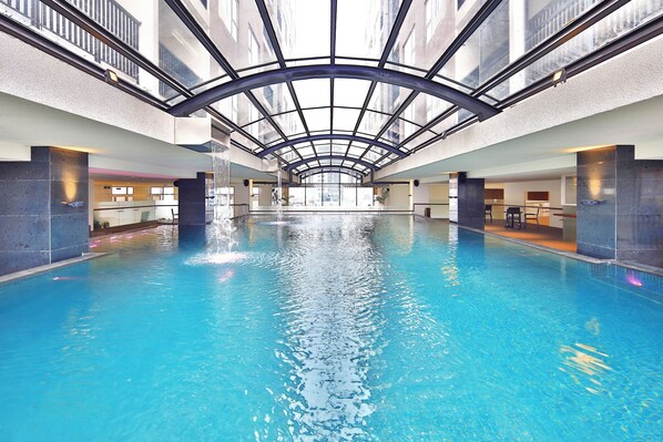 Indoor pool, outdoor pool, pool loungers - Zen Diamond Suites Hotel (Da Nang)