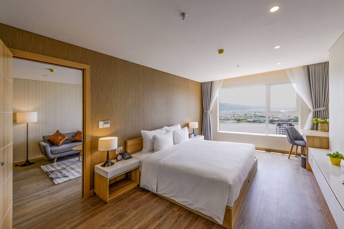 Suite Prestige, 1 chambre, vue sur le fleuve | Minibar, coffre-fort, bureau, rideaux d’obscurcissement
